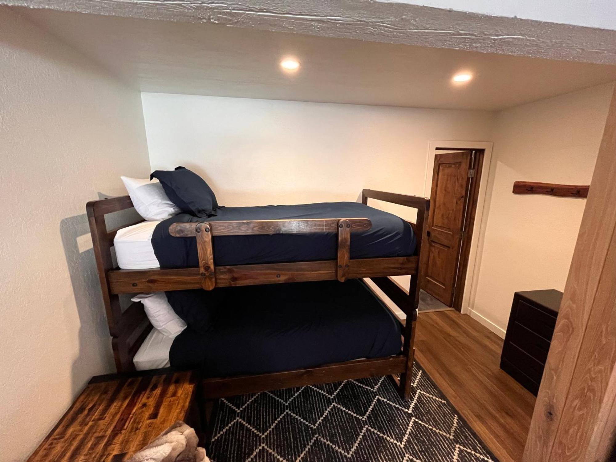 Tastefully Remodeled Condo At Mammoth Ski & Racquet Club, Hot Tub, Garage, 10 Min Walk To Ski Lifts Mammoth Lakes Extérieur photo