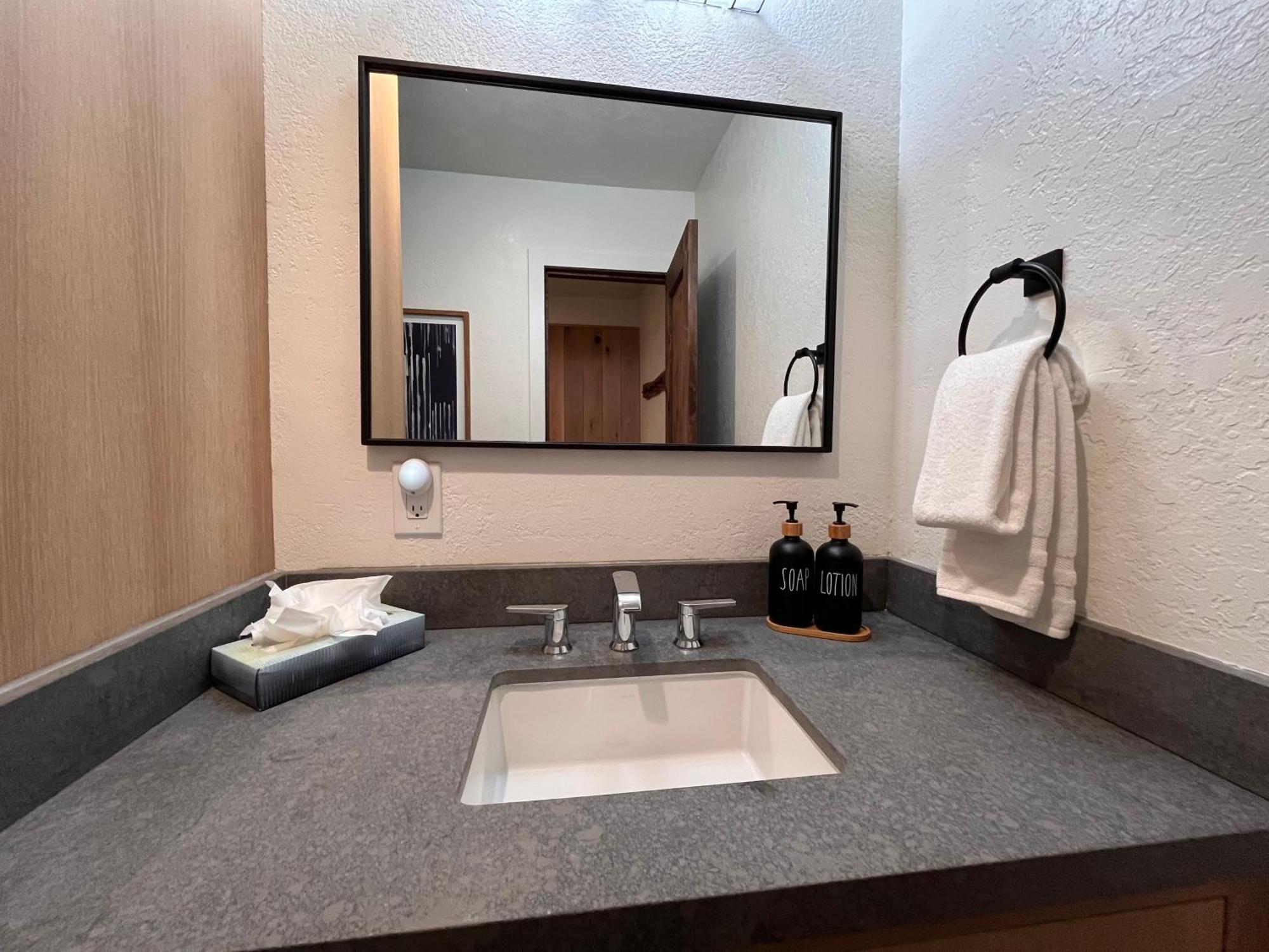 Tastefully Remodeled Condo At Mammoth Ski & Racquet Club, Hot Tub, Garage, 10 Min Walk To Ski Lifts Mammoth Lakes Extérieur photo